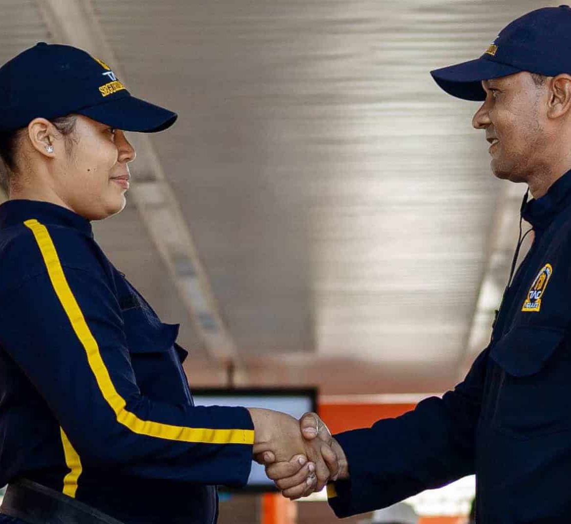 Dos guardas de TAC Seguridad se saludan en una estación de transporte
