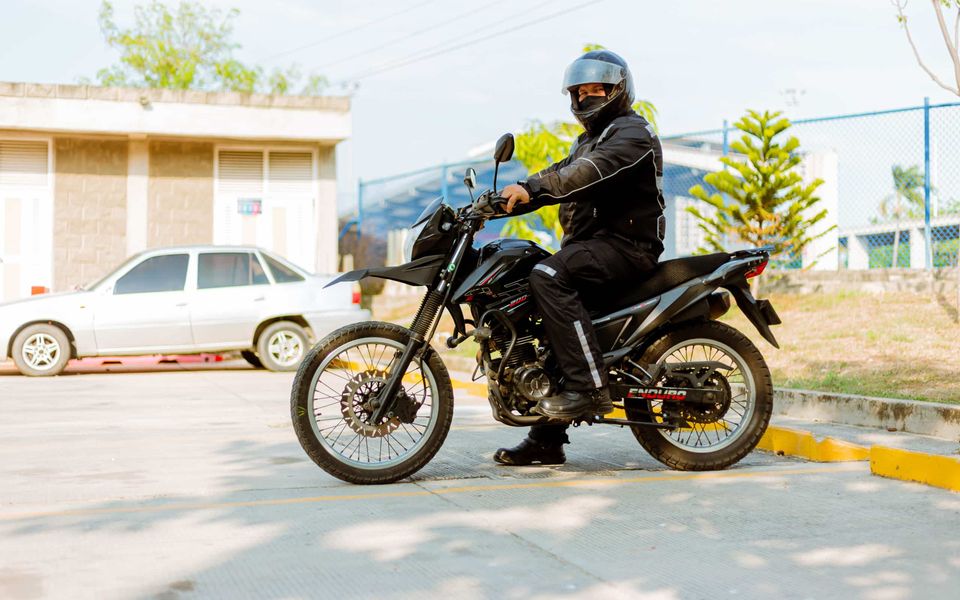 Supervisor motorizado de TAC Seguridad en su motocicleta